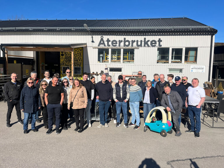 Gjengen som var med på studieturen til Gøteborg poserer foran Återbruket